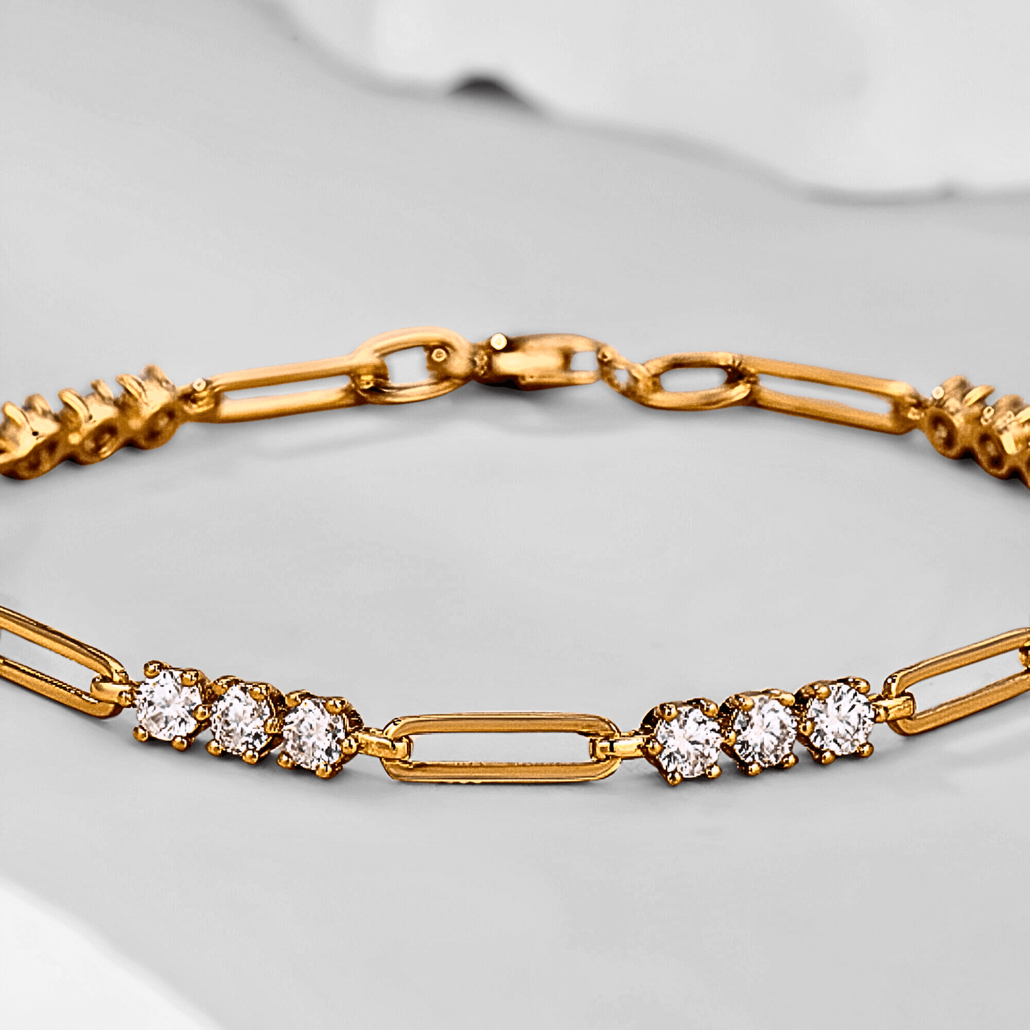 Urbino Link - 1.8 ct Moissanite Bracelet in 18k gold.