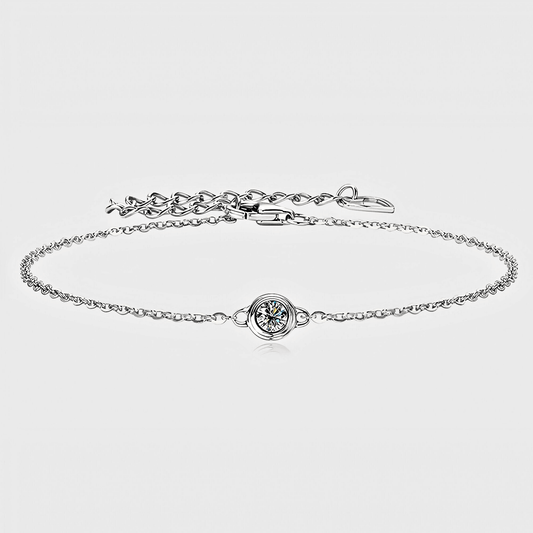 Sola Bracelet - a 925 silver moissanite bracelet featuring 0.1 carat of white moissanite.
